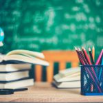 mesa de escritório com livros abertos